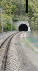 篠ノ井線のトンネルを進む(長野県)