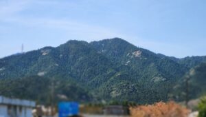 関宿から眺める、明治時代に鉄道が越えられなかった鈴鹿の山々(三重県)