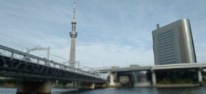 隅田川からの東京スカイツリーの眺め。東武伊勢崎線の付近より。(東京都台東区・墨田区)