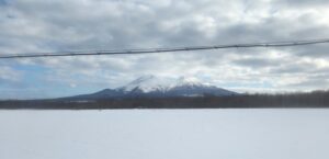 渡島富士・北海道駒ヶ岳（函館本線の車窓より）（北海道）