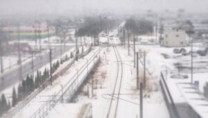 新青森駅。奥羽本線と交差する。（青森県青森市）