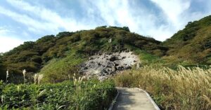 殺生石の方面へ進む(栃木県・那須高原)
