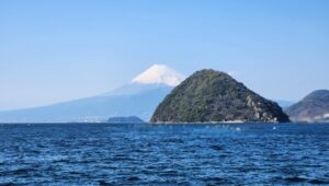 内浦・長浜からの富士山・あわしま。（静岡県沼津市）