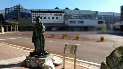 糸魚川駅前の、ヌナカワヒメの像（新潟県糸魚川市）