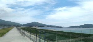 津波被害防止のため、今ではとても高くて大きな堤防が築かれている（岩手県陸前高田市）