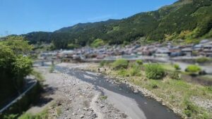 水窪駅、水窪川を渡る(飯田線の車窓より)(静岡県)