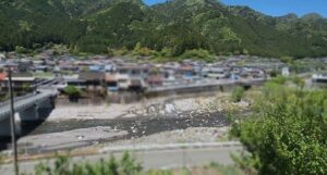 水窪川と、川の向こうの水窪の町並み(飯田線の車窓より)(静岡県)