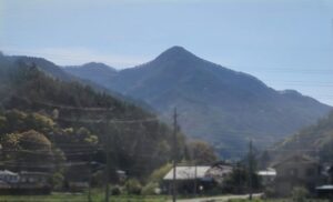 前にそびえる冠着山(長野県)