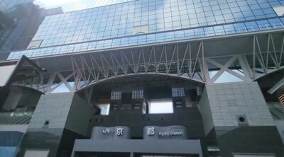 京都のお土産を持って、京都駅を出発！（京都府京都市）