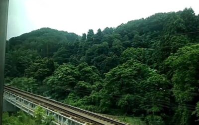 倶利伽羅山付近の車窓（富山県・石川県の県境付近）