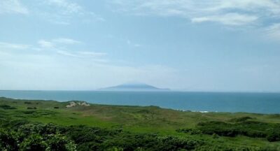 窓の左側に登場する、利尻島・利尻富士。（宗谷本線の車窓より）
