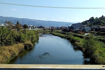 諏訪湖から流れ始めたばかりの天竜川(長野県岡谷市)