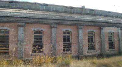 新庄駅のやや北にある、明治時代のレンガ造りの機関庫（山形県新庄市）