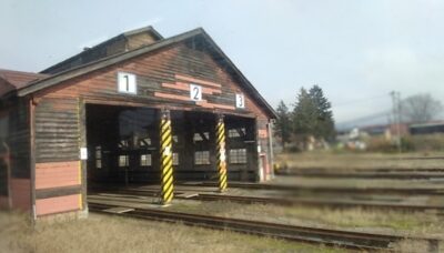 新庄駅のやや北にある、明治時代のレンガ造りの機関庫（山形県新庄市）