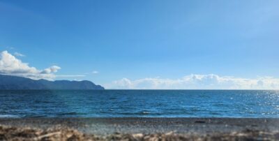 市の南にずっと広がる、千本浜海岸からの駿河湾と大瀬崎の景色(静岡県沼津市)