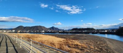 沼津港付近を流れる狩野川。黄瀬川はやがてこの狩野川と合流し、末は駿河湾に注ぐ。(静岡県沼津市)