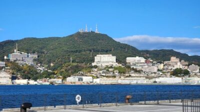 長崎市街地の海からの稲佐山(長崎県長崎市)