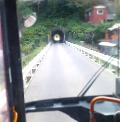 かつて線路のあった道路を進むバス・大船渡線BRT（岩手県）