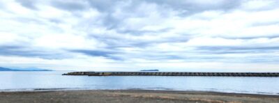 伊東の海と、はるか向こうの初島（静岡県伊東市）