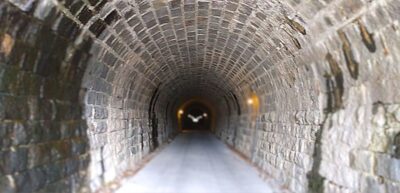 旧天城トンネル(天城山隧道)の中を進む(静岡県伊豆市)