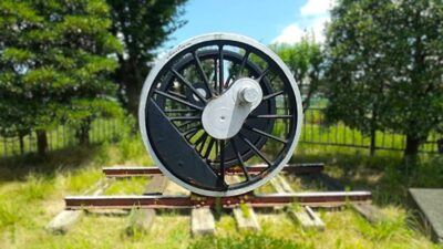 新津駅前の車輪（新潟県新潟市秋葉区）