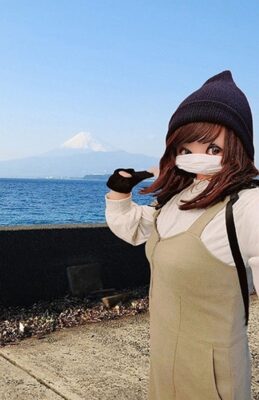 富士山をバックに長井崎を進む（静岡県沼津市）