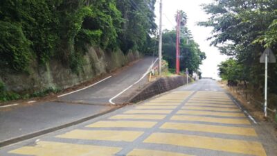 アニメで高海千歌ちゃんが走っていった、学校へ続く坂。（静岡県沼津市）