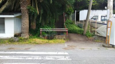 アニメで何度も登場した、長井崎小中一貫校のバス停前・待合せ場所（静岡県沼津市）