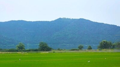 車窓に登場する、余呉湖と賤ヶ岳（北陸本線）（滋賀県）