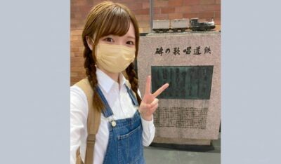 筆者、新橋駅・鉄道唱歌の歌碑より(2019年頃)(鉄道唱歌の旅・新橋)