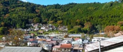 木曽福島の町並みが近づく（中央本線の車窓より）（長野県）