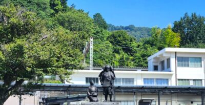 湯河原駅前・土肥実平の像(神奈川県神奈川県足柄下郡湯河原町)