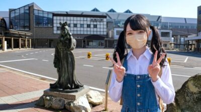 筆者・糸魚川駅前のヌナカワヒメの像とのツーショット（新潟県糸魚川市）