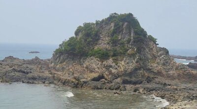 紀伊半島の険しい地形と海（紀勢本線）（和歌山県）