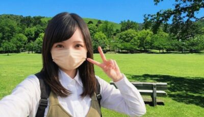 奈良公園・若草山をバックに（奈良県奈良市）