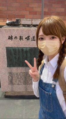 新橋駅「鉄道唱歌の碑」より（東京都港区）
