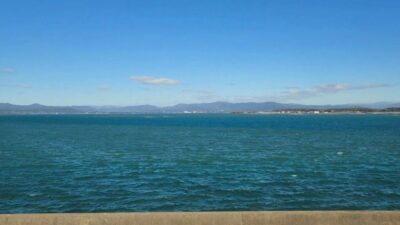 窓の右側の浜名湖の景色（東海道線・東海道新幹線）（静岡県）