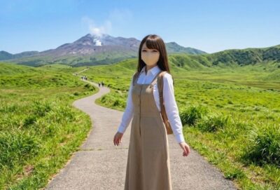 阿蘇の草千里ヶ浜を背景に撮影した架空の自撮りイメージ画像